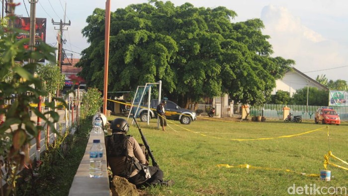 Polisi bersiaga di sekitar pria yang diduga membawa bom di majalengka