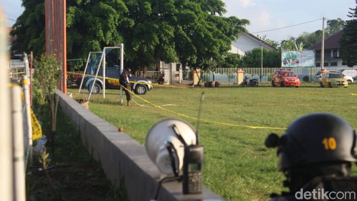 Polisi bersiaga di sekitar pria yang diduga membawa bom di majalengka