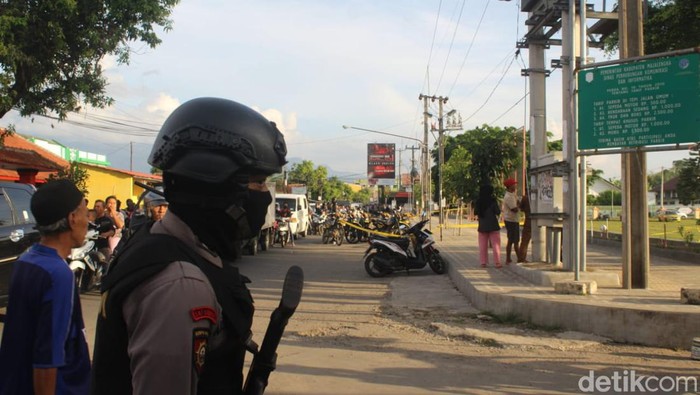 Polisi bersiaga di sekitar pria yang diduga membawa bom di majalengka