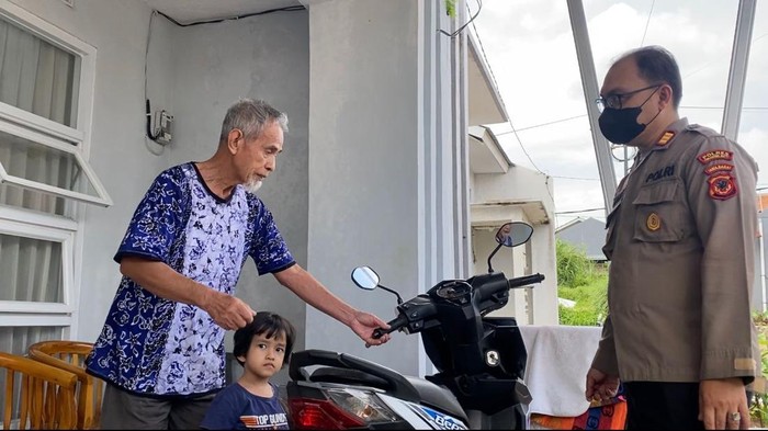 Polisi mengembalikan sepeda motor kepada pemilknya usai ditinggalkan maling di kuburan
