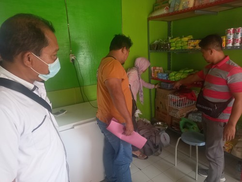 Polisi saat sedang melakukan olah TKP di Toko Sosis Milik Sri Wardani, Senin (23/5/2022)