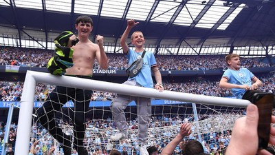 Potret Pesta Juara Manchester City, Fans Serbu Lapangan-Panjat Gawang