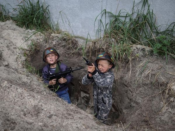 Invasi Rusia Bikin Anak-anak Ukraina Main Perang-perangan