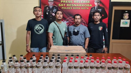Puluhan botol minum keras tradisional jenis arak bali disita oleh petugas dari Sat Resnarkoba Polres Bima Kota, Nusa Tenggara Barat (NTB).