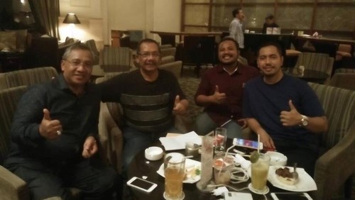 Putu Nova saat bersama ayah dan rekannya.