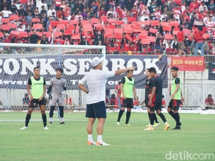 Ribuan Kacong Mania tonton latihan perdana Madura United