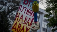 Untuk diketahui, Rusia selama ini dikenal sebagai negara pemasok gas untuk banyak negara di Eropa. Kini, pasokan gas dari Rusia nampaknya akan tersendat imbas dari ketegangan invasi Rusia ke Ukraina. Negara yang dipimpin Presiden Vladimir Putin itu mendapatkan banyak serangan sanksi ekonomi dari negara-negara di Eropa imbas dari invasinya ke Ukraina. Otomatis, hubungan Rusia dengan Eropa jadi tegang. (Photo by Georgi Paleykov/NurPhoto via Getty Images).