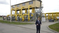 Momen Perdana Menteri Polandia Mateusz Morawiecki memberikan keterangan pers di stasiun gas Gaz-System yang berada di Rembelszczyzna, dekat Warsawa, Polandia, saat Rusia menghentikan pasokan gasnya ke negara itu pada 27 April 2022 lalu. Polandia diketahui memenuhi sebagian besar impor gasnya dan membeli 53% impornya dari perusahaan Rusia pada kuartal pertama tahun ini. Sementara itu, Bulgaria saat ini menggantungkan 90% pasokan gasnya dari Rusia. (AP Photo/Czarek Sokolowski).