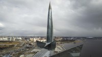 Penampakan menara bisnis Lakhta Centre, markas monopoli gas Rusia Gazprom di St. Petersburg, Rusia, Rabu, 27 April 2022. Rusia belum lama ini menghentikan ekspor gas alam ke negara tetangga Finlandia. Dalam catatan detikcom, gas Rusia berhenti mengalir ke Finlandia pada hari Sabtu pukul 07.00 pagi waktu setempat. Hal itu disampaikan perusahaan gas negara Gasum pada hari Jumat. (AP Photo/Dmitri Lovetsky, File).