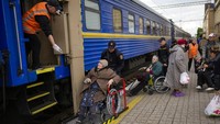 Para lansia mengungsi dari zona perang menggunakan kereta api, di Pokrovs, Ukraina bagian timur, Minggu, (22/5/2022).