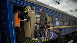 Saat Lansia Dievakuasi dari Zona Perang Ukraina