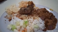 Jika bingung memilih antara sate atau gulai, ada paket hemat yang bisa dipesan. Menu bernama nasi rames ini cocok untuk kamu yang ingin mencicipi semua menunya tetapi tak ingin terlalu banyak. Perpaduan antara kuah gulai dan bumbu satenya menyatu dengan sempurna. Foto: detikcom/Diah Afrilian