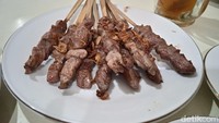 Satenya berupa daging polos yang memiliki rasa gurih tanpa bau amis seperti daging kambing biasa. Sate yang terbuat dari daging domba ini cenderung lebih lembut dan kenyal. Foto: detikcom/Diah Afrilian
