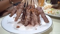Satenya juga disajikan tanpa lemak sehingga benar-benar full daging dengan potongan yang besar-besar. Saat mencobanya dengan bumbu kacang ternyata rasanya lebih komplet lagi. Foto: detikcom/Diah Afrilian