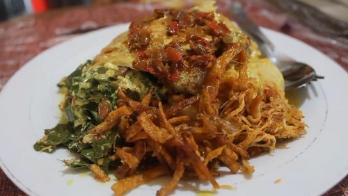 Satu porsi blayag dengan lauk komplit khas Karangasem.