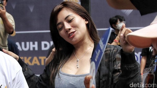 Tips Anti Panik Berlliana Lovell Hadapi Cacar Monyet dan Virus Hendra