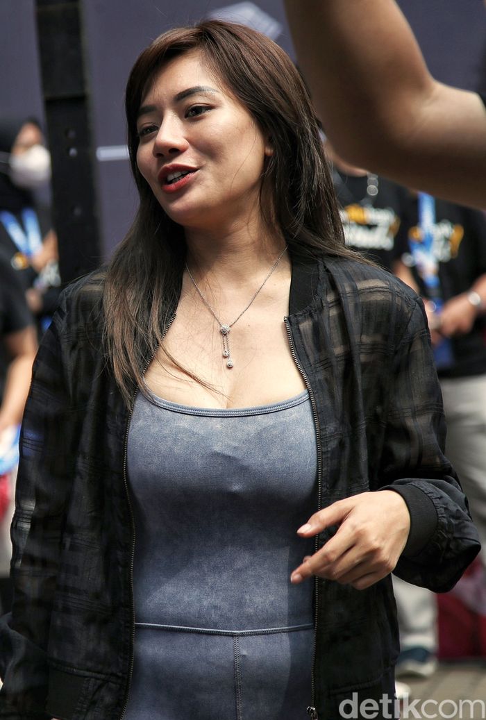 Selebgram seksi Berliana Lovel saat menghadiri acara di Allo Bank Festival 2022 di IStora Senayan Jakarta.