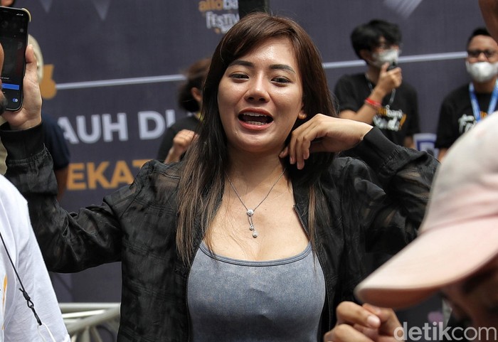 Selebgram seksi Berliana Lovel saat menghadiri acara di Allo Bank Festival 2022 di IStora Senayan Jakarta.