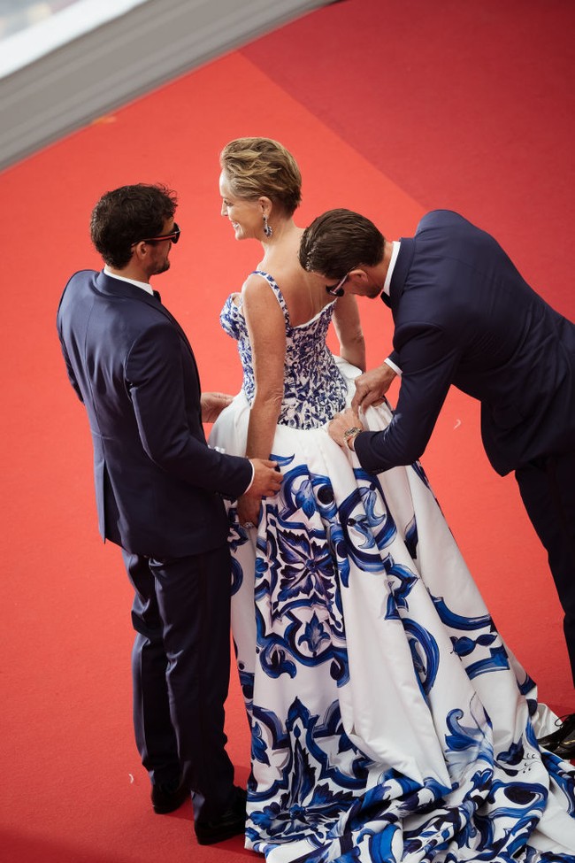 Rupanya, bagian ekor yang memanjang itu dapat dilepas untuk memberikan tampilan keseluruhan dari gaun utamanya. (Foto: Getty Images/Francois G. Durand)