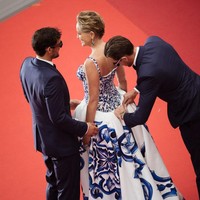 Rupanya, bagian ekor yang memanjang itu dapat dilepas untuk memberikan tampilan keseluruhan dari gaun utamanya. (Foto: Getty Images/Francois G. Durand)