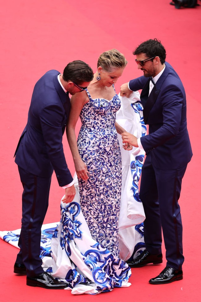 Voila! Setelah hampir beberapa menit berjuang, mereka akhirnya bisa juga mencopot ekor gaun. (Foto: Getty Images/Andreas Rentz)