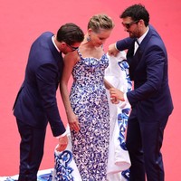 Voila! Setelah hampir beberapa menit berjuang, mereka akhirnya bisa juga mencopot ekor gaun. (Foto: Getty Images/Andreas Rentz)