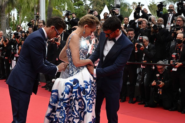 Sharon Stone akhirnya turun tangan untuk membantu mereka. Sebuah video memperlihatkan ketiganya agak kesulitan melepas bagian ekor gaun. (Foto: AFP via Getty Images/PATRICIA DE MELO MOREIRA)