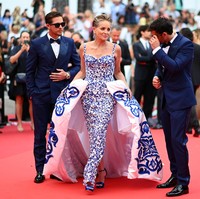 Sharon Stone muncul di pemutaran film Forever Young (Les Amandiers) yang digelar pada hari ke-6 Cannes Film Festival 2022, Minggu (22/5/2022), di Cannes, Prancis. Didampingi dua pria necis berjas di karpet merah, aktris 64 tahun ini memulai aksinya berpose di hadapan ratusan fotografer. (Foto: Getty Images/Joe Maher)