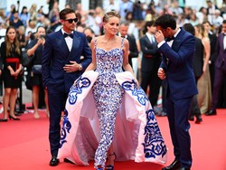 Momen Sharon Stone Hampir Gagal Show Off di Karpet Merah Cannes