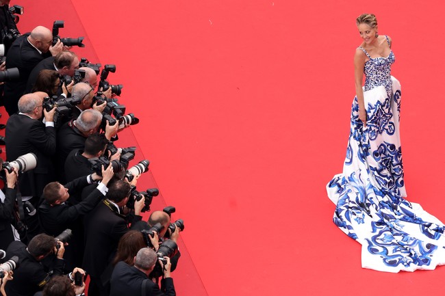 Gaun rancangan Dolce & Gabbana menemani penampilan Sharon Stone kali ini. Gaun putih yang bermandikan detail beading berwarna biru itu hadir dengan train atau ekor dramatis. (Foto: Getty Images/Vittorio Zunino Celotto)