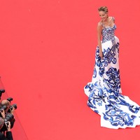 Gaun rancangan Dolce & Gabbana menemani penampilan Sharon Stone kali ini. Gaun putih yang bermandikan detail beading berwarna biru itu hadir dengan train atau ekor dramatis. (Foto: Getty Images/Vittorio Zunino Celotto)