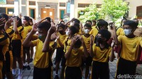Setelah itu, mereka berkumpul di lapangan sembari diarahkan oleh para gurunya untuk membuat barisan.