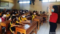 Simulasi menghadapi gempa ini berlangsung di SD Saraswati 6 Denpasar, Bali, Senin (23/5/2022).