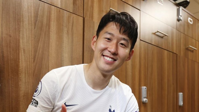 NORWICH, ENGLAND - MAY 22: Heung-Min Son of Tottenham Hotspur with the Premier League Golden Boot award in the dressing room following the Premier League match between Norwich City and Tottenham Hotspur at Carrow Road on May 22, 2022 in Norwich, England. (Photo by Tottenham Hotspur FC/Tottenham Hotspur FC via Getty Images)
