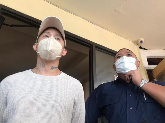 Suami Wanda Hamidah, Daniel Patrick Schuldt Hadi, diperiksa di Polres Metro Depok (Dwi/detikcom)
