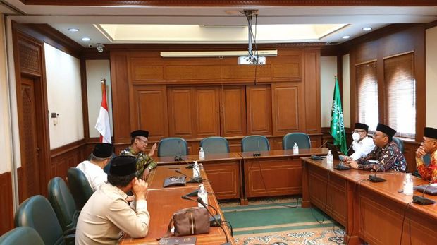 Suasa jelang rapat korbid pendidikan, hukum dan media PBNU. Para profesor sedang membincang kopi. (Foto credit : Ishaq Zubaedi Raqib)