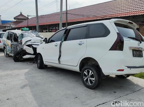 Taksi dan mobil pribadi yang terlibat kecelakaan diamankan di Mapolres Kulon Progo, Senin (23/5/2022).