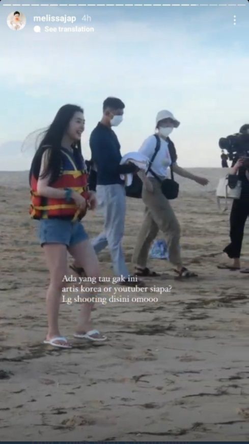 Tangkapan layar memperlihatkan Irene Red Velvet sedang berada di pantai.