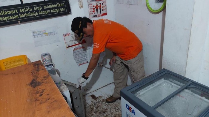 Tim Inafis Polres Cimahi melakukan olah TKP di minimarket.