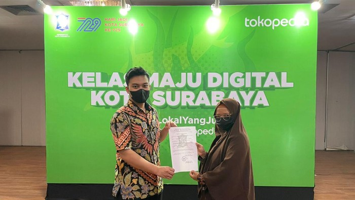 Tokopedia bersama Pemerintah Kota Surabaya menggelar pelatihan Kelas Maju Digital bagi pelaku UMKM, pemilik warung hingga toko kelontong.