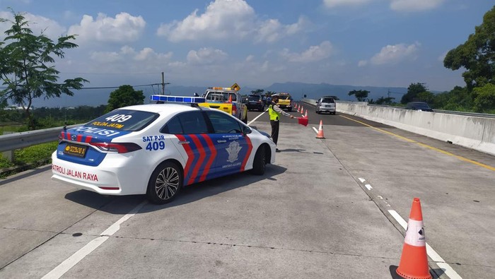 Truk Terguling di Tol Purwodadi-Malang KM 68