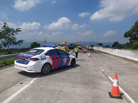 Truk Terguling di Tol Purwodadi-Malang KM 68