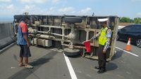 Pecah Ban, Truk Terguling Di Tol Purwodadi-Malang KM 68