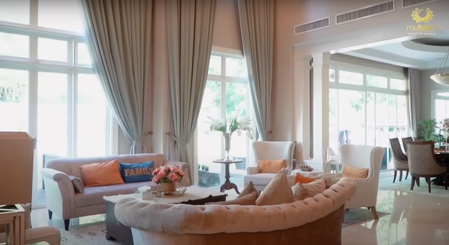 Pada bagian dalam rumah terdapat ruang tamu yang juga bisa dijadikan ruang keluarga. Ruangan tersebut tampak cukup luas dan masih mengusung tema yang sama dengan didominasi warna coklat. Foto: YouTube/THE TYAS FAMILY