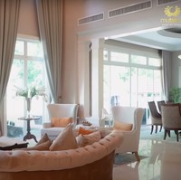 Pada bagian dalam rumah terdapat ruang tamu yang juga bisa dijadikan ruang keluarga. Ruangan tersebut tampak cukup luas dan masih mengusung tema yang sama dengan didominasi warna coklat. Foto: YouTube/THE TYAS FAMILY