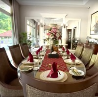 Untuk ruang makan pun Tya dan sang suami memilih meja dan bangku berwarna coklat. Meja makan pun tampak sudah dipenuhi dengan piring, peralatan makan, dan serbet yang sudah tertata rapih. Untuk mempercantik, hiasan berupa vas yang berisi bunga pun ditambahkan di bagian tengah meja makan. Foto: YouTube/THE TYAS FAMILY