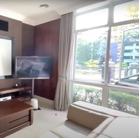 Rumah mewah milik Tya dan suaminya juga dilengkapi dengan fasilitas beragam, salah satunya bioskop pribadi. Terdapat layar proyektor, televisi, speaker, serta sofa yang cukup nyaman uuntuk dipakai selama menonton. Foto: YouTube/THE TYAS FAMILY