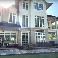 Begini penampakan bagian belakang rumah. Terdapat kursi-kursi untuk bersantai serta halaman yang ditumbuhi oleh rumput hijau yang membuat hunian semakin terasa asri. Foto: YouTube/THE TYAS FAMILY