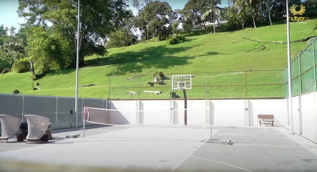 Saking luasnya, rumah Tya Arifin juga memiliki lapangan pribadi. Ada lapangan untuk bermain golf serta bermain basket atau tenis. Foto: YouTube/THE TYAS FAMILY