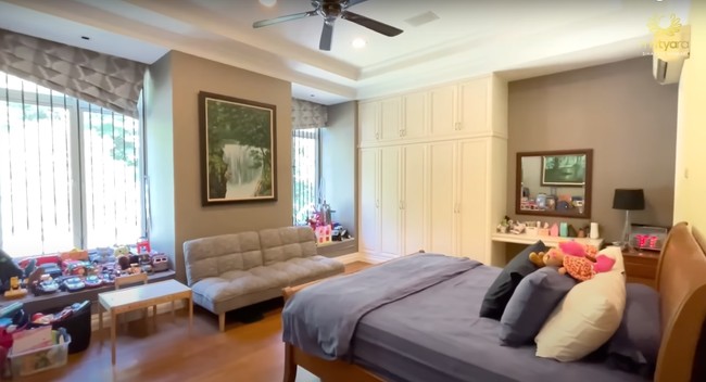 Pada lantai 2 rumah terdapat kamar anak yang berisi cukup banyak mainan. Walaupun memiliki mainan yang cukup banyak namun kamar tersebut tampak tertata rapih. Foto: YouTube/THE TYAS FAMILY